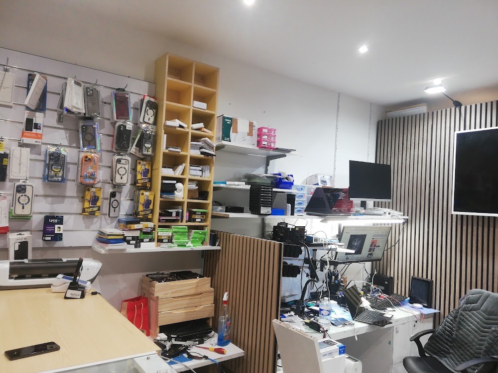 Établi de réparation et micro-soudure de l’atelier iSmartFix