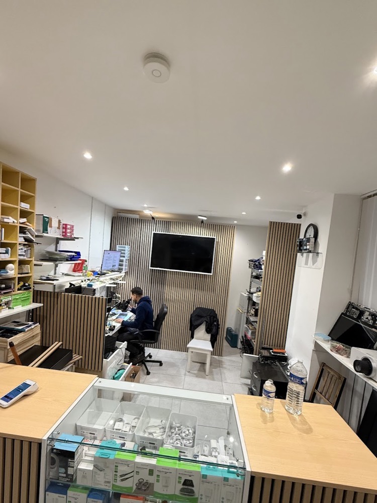 Technicien iSmartFix au travail dans l’atelier