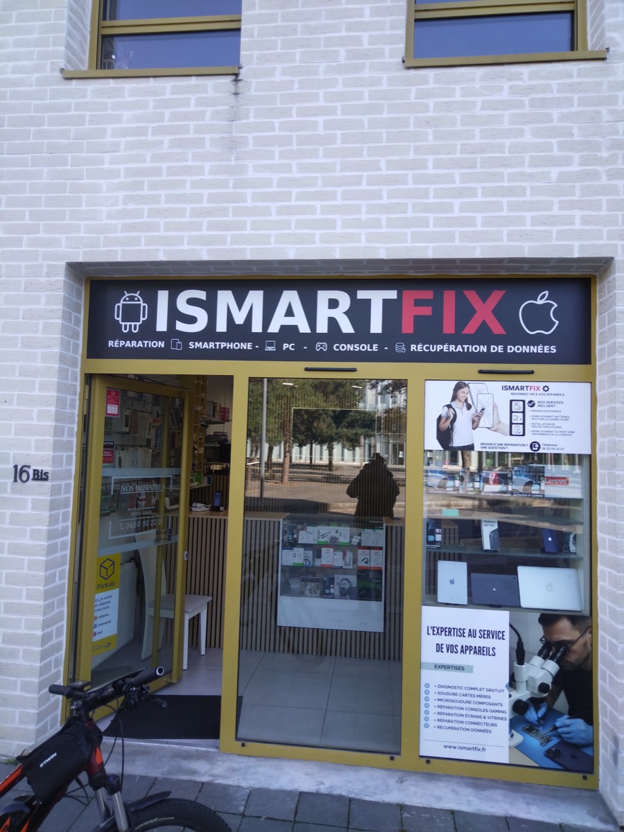 Vitrine et enseigne iSmartFix, 16 bis rue Abélard à Lille