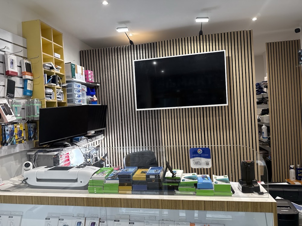 Espace d’accueil de la boutique iSmartFix à Lille