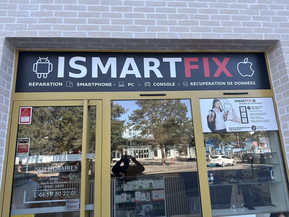 Vitrine de la boutique iSmartFix au 16 bis rue Abélard à Lille